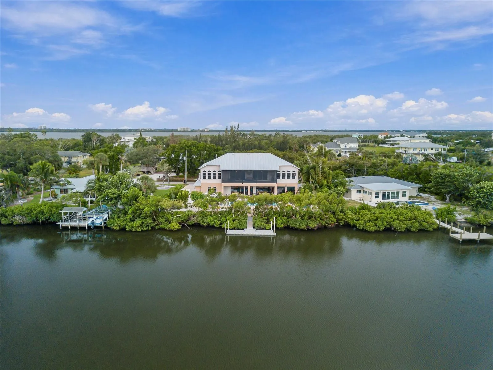 908 BAYSHORE DR