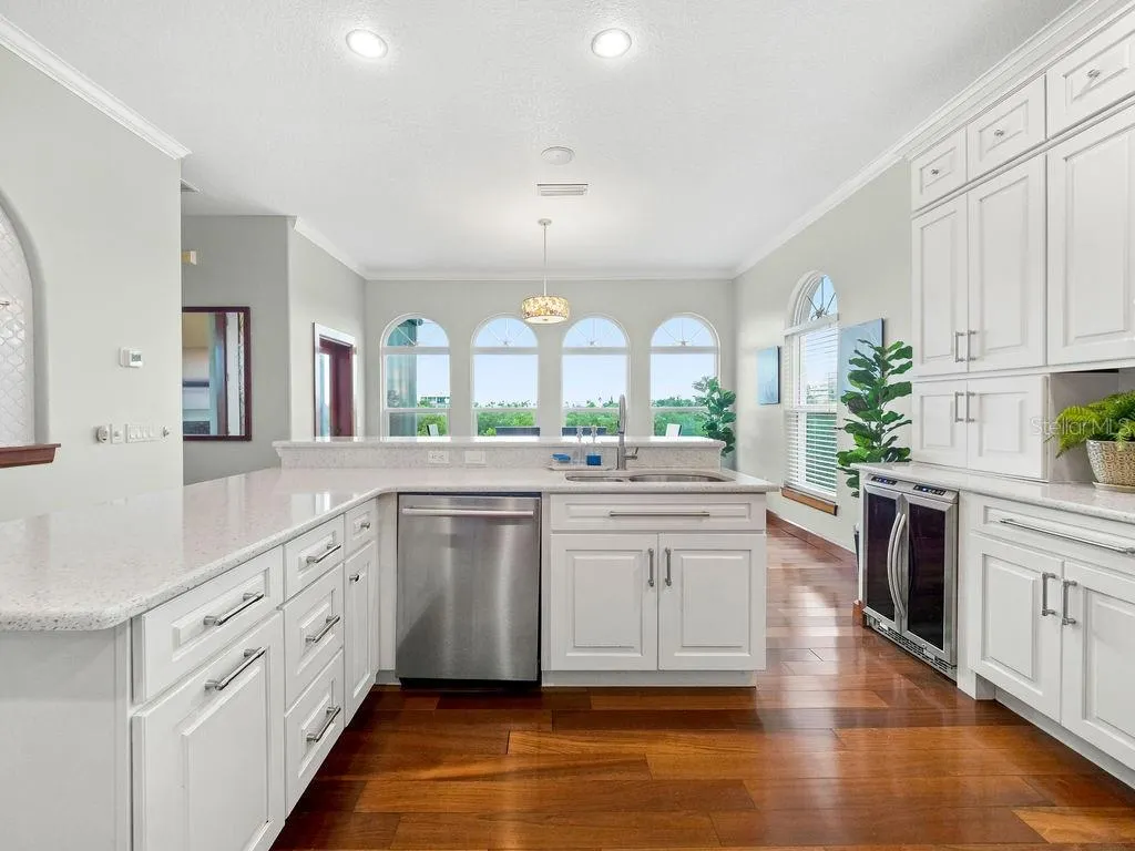 908 BAYSHORE DR
