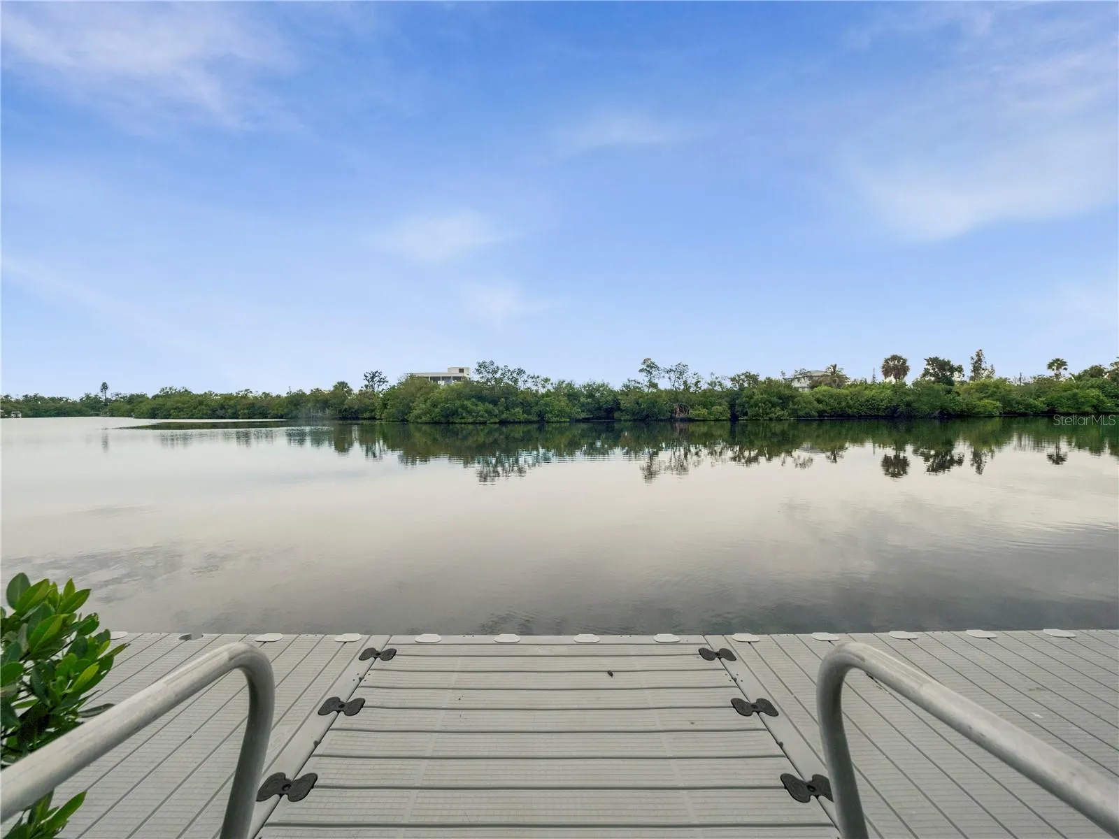 908 BAYSHORE DR