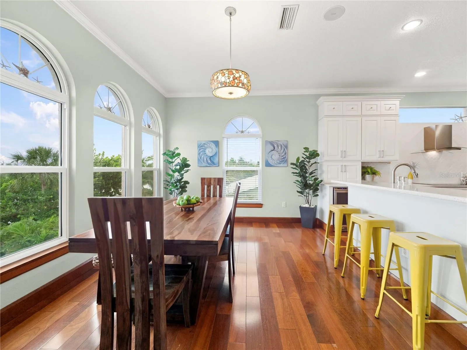 908 BAYSHORE DR
