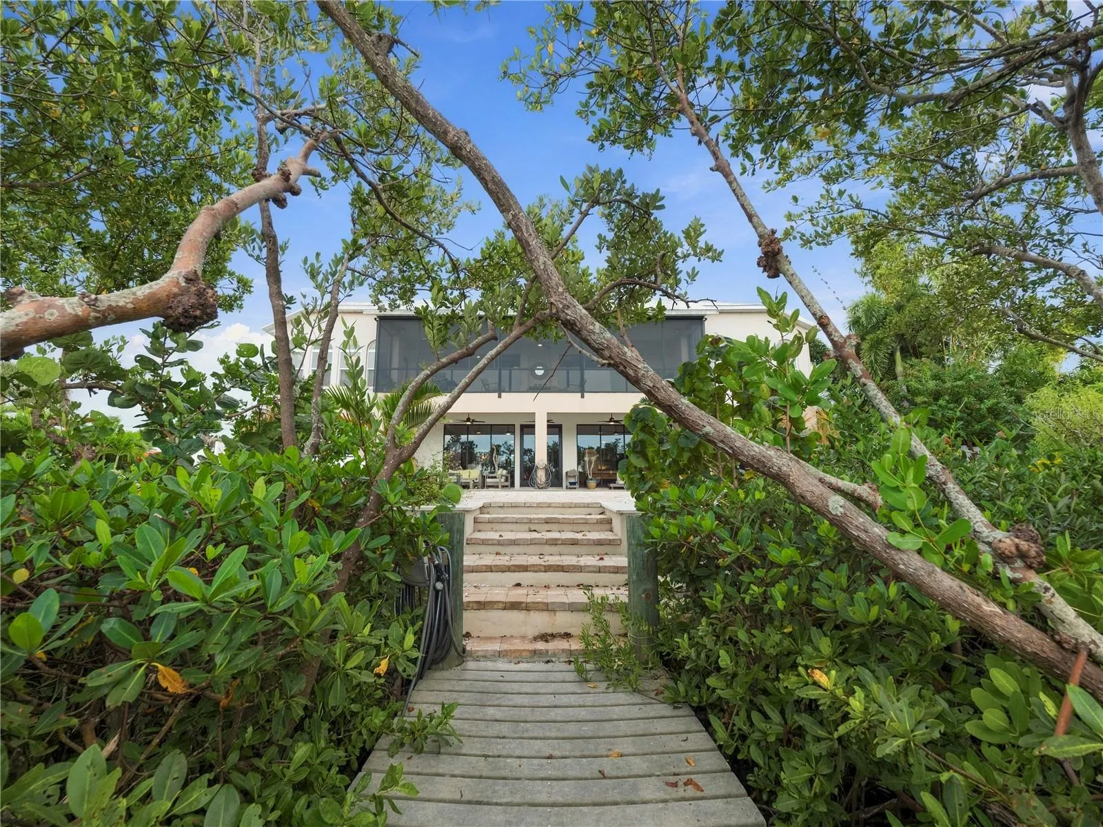908 BAYSHORE DR