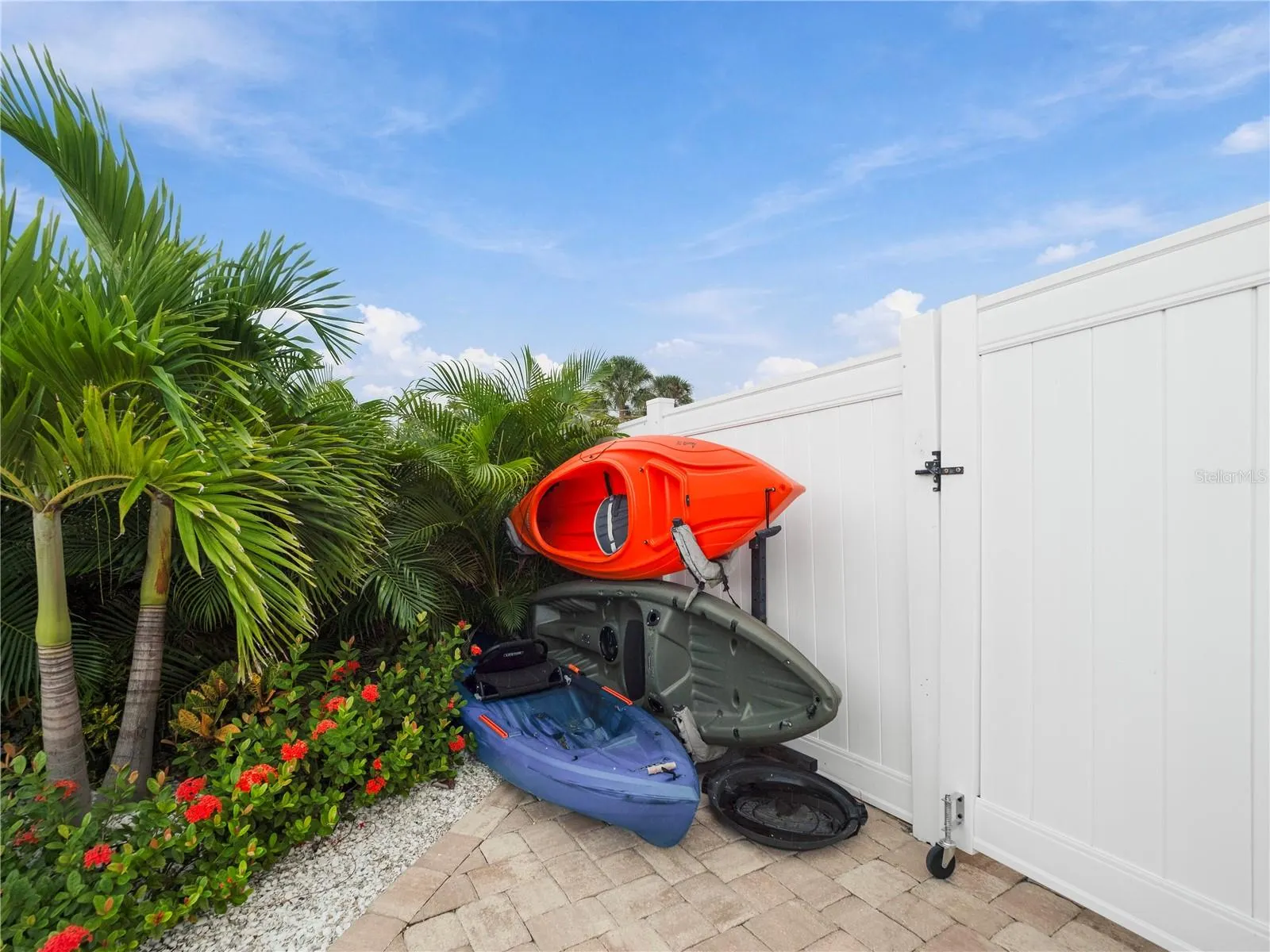 908 BAYSHORE DR