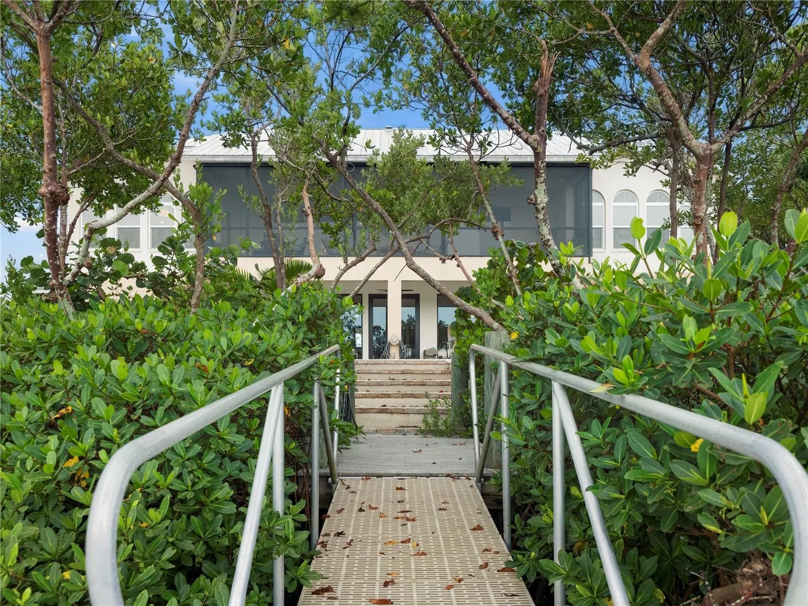 908 BAYSHORE DR