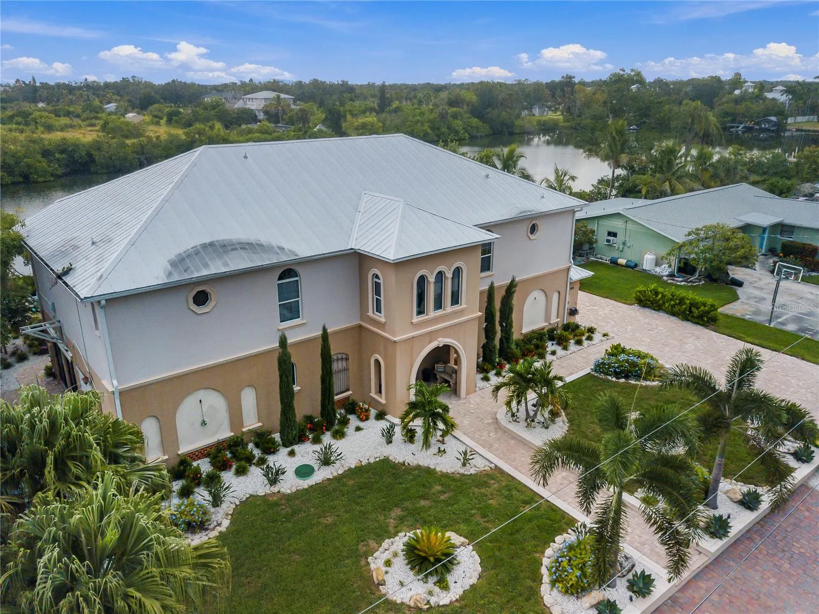 908 BAYSHORE DR