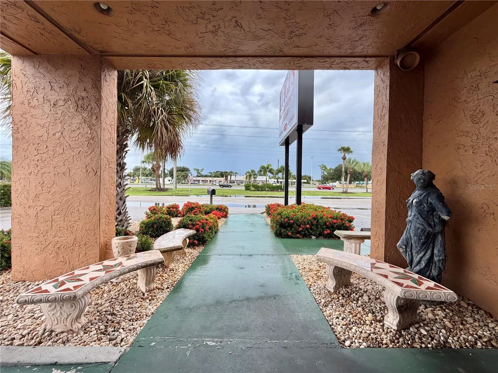 3883 TAMIAMI TRL