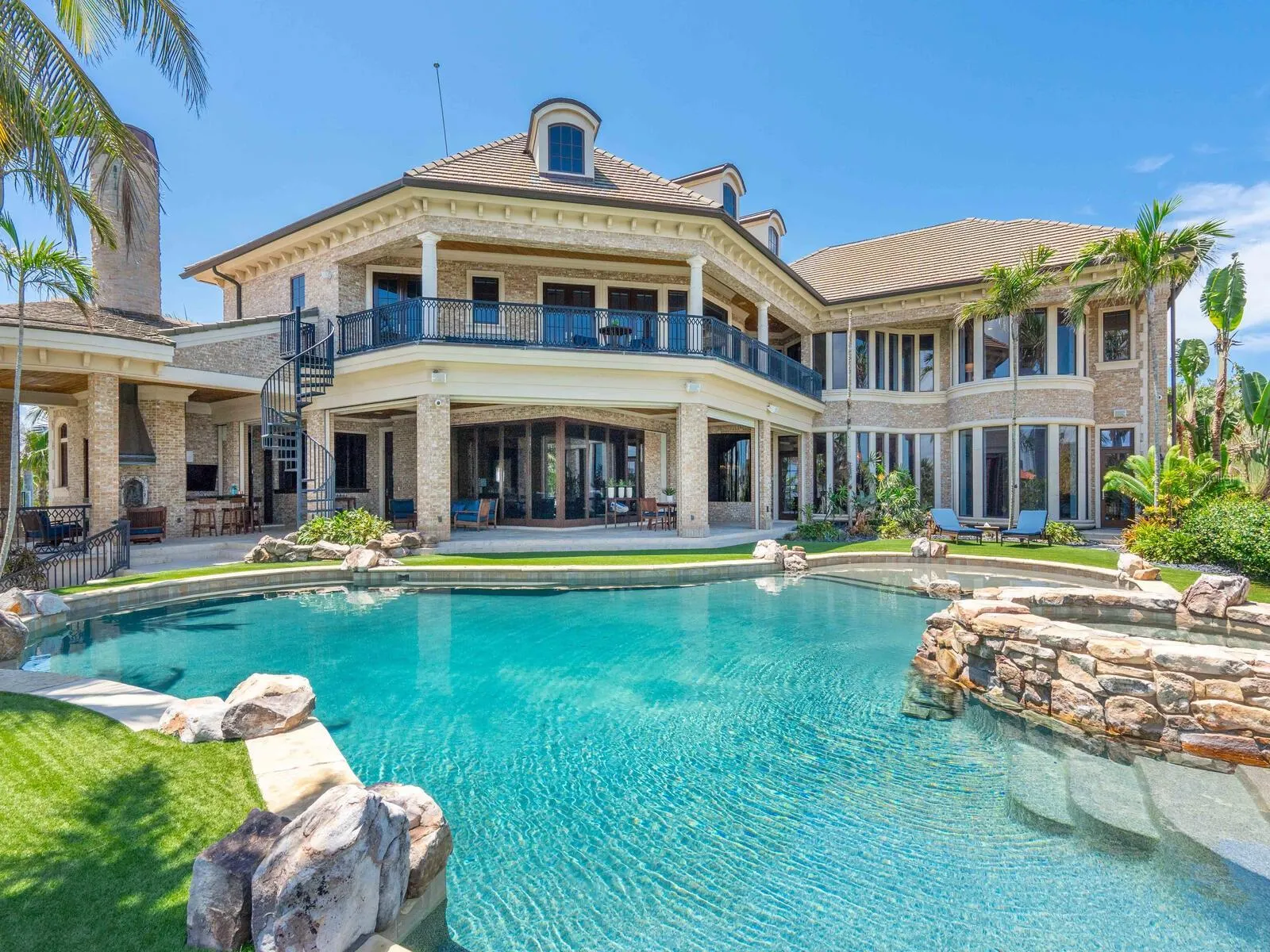 1423 HILLVIEW DR
