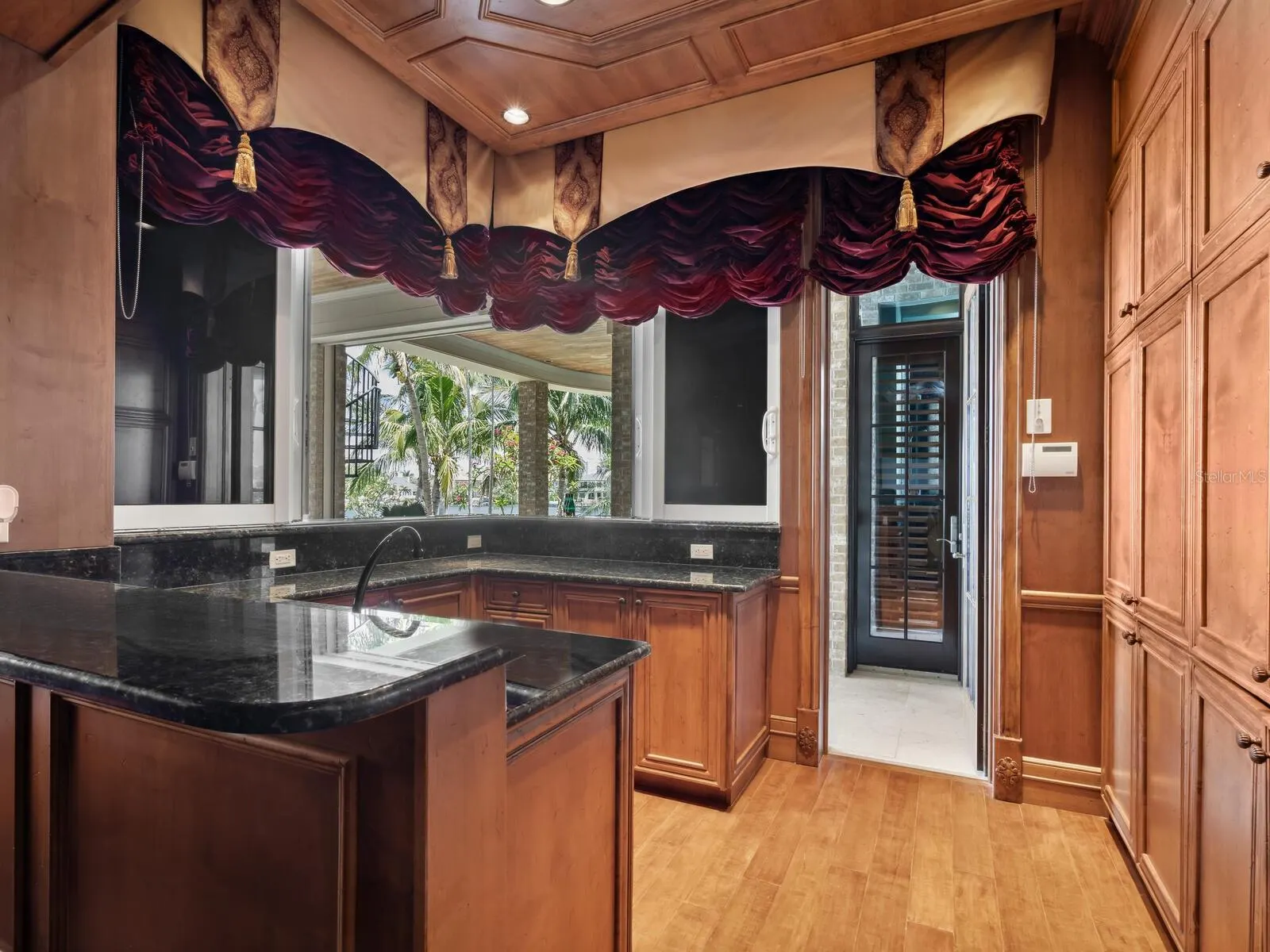 1423 HILLVIEW DR