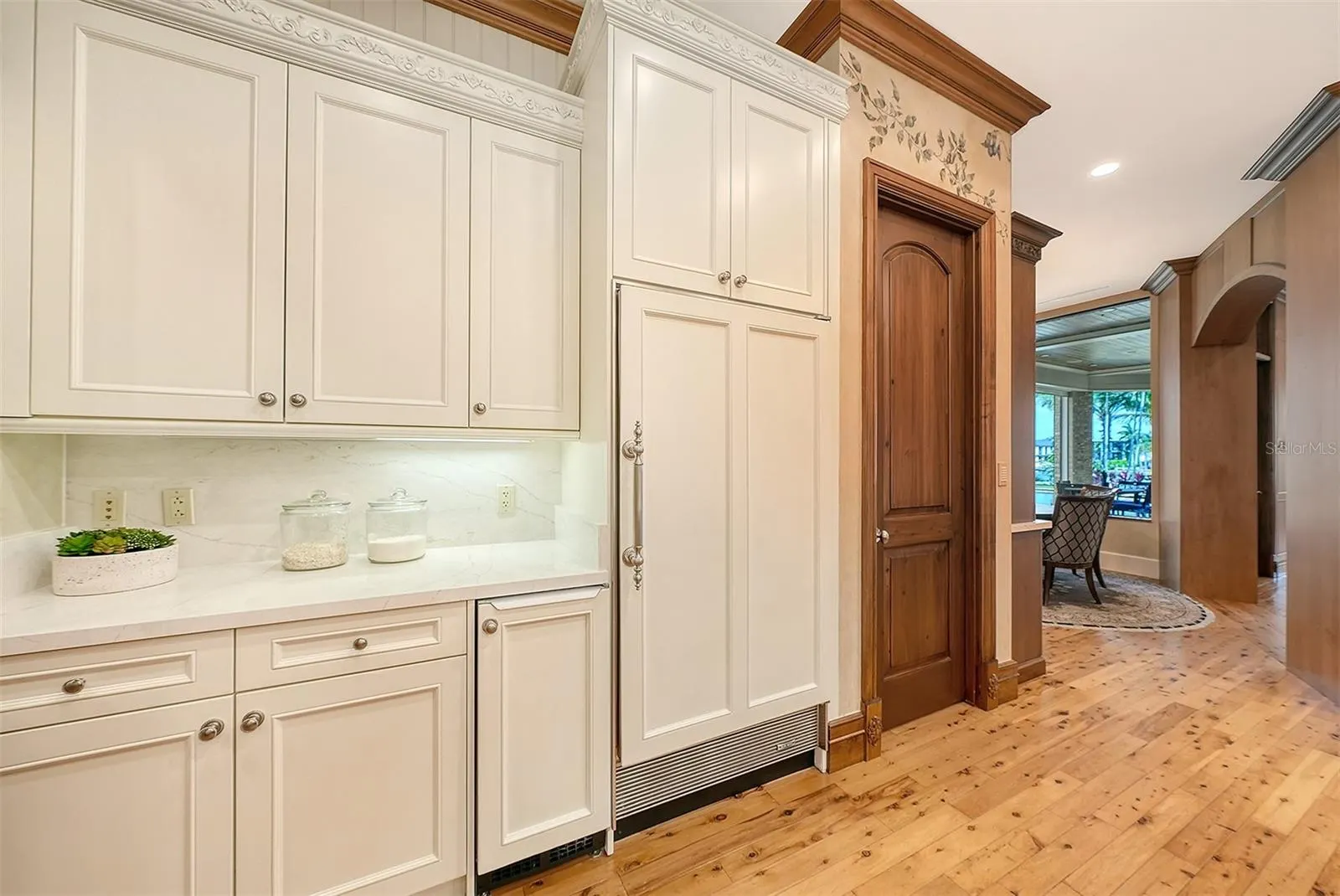 1423 HILLVIEW DR
