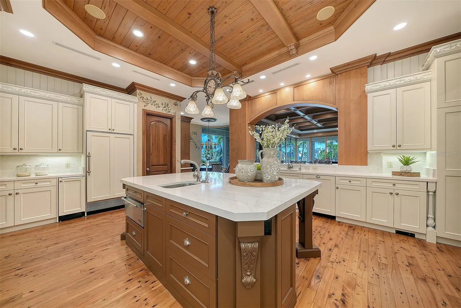 1423 HILLVIEW DR