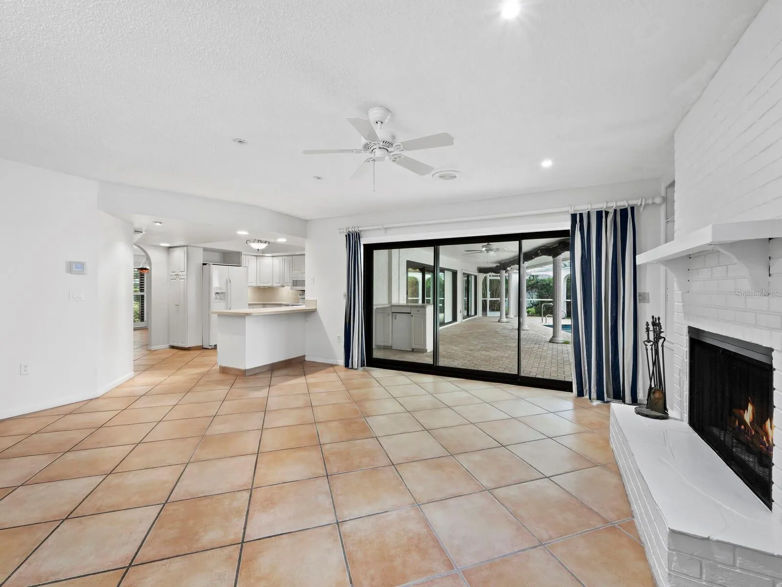 6945 COUNTRY LAKES CIR