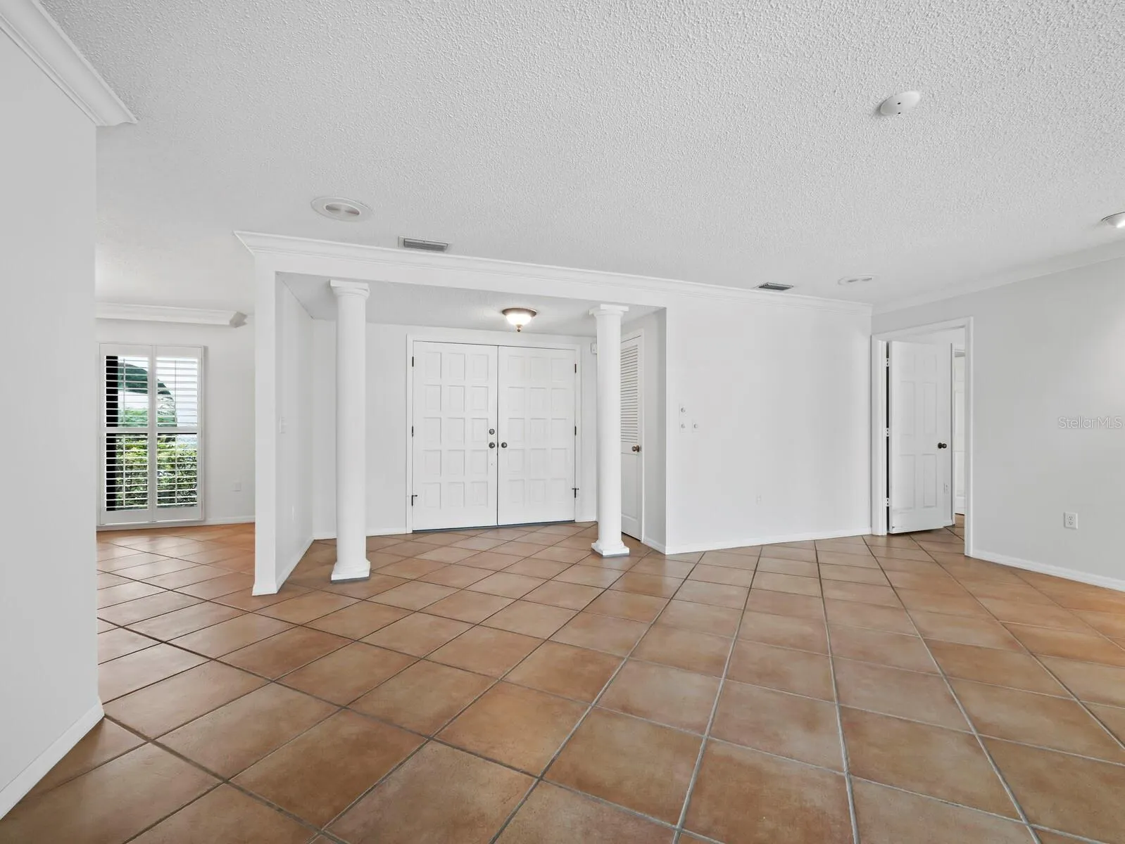 6945 COUNTRY LAKES CIR