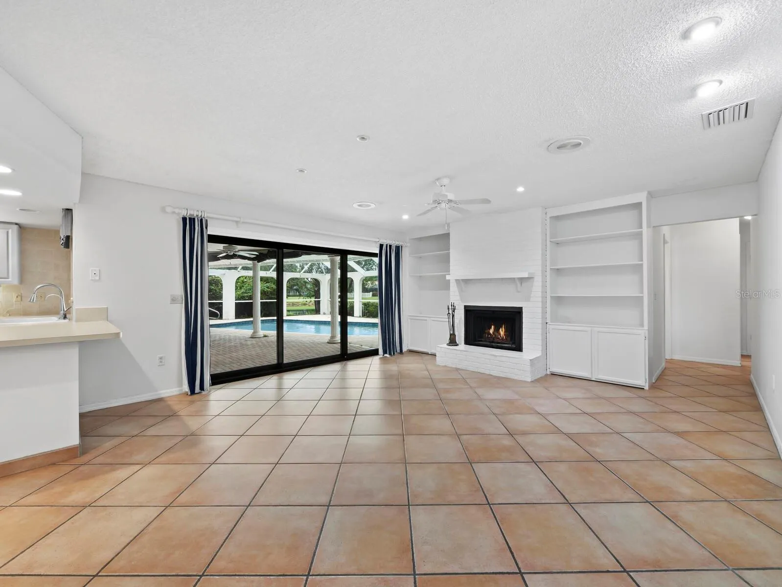 6945 COUNTRY LAKES CIR