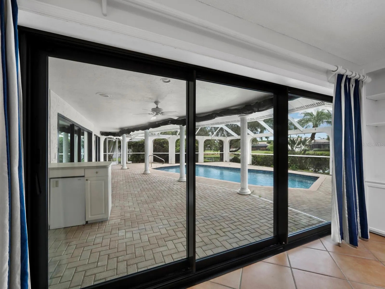 6945 COUNTRY LAKES CIR