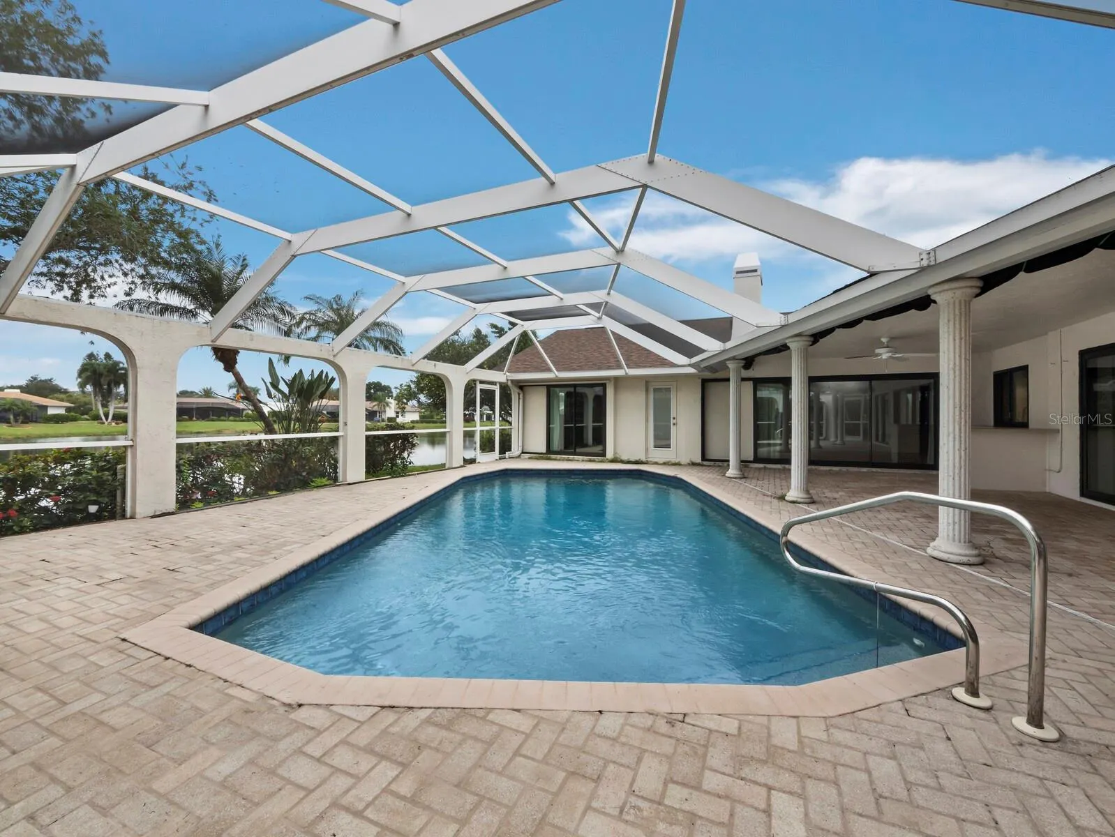6945 COUNTRY LAKES CIR