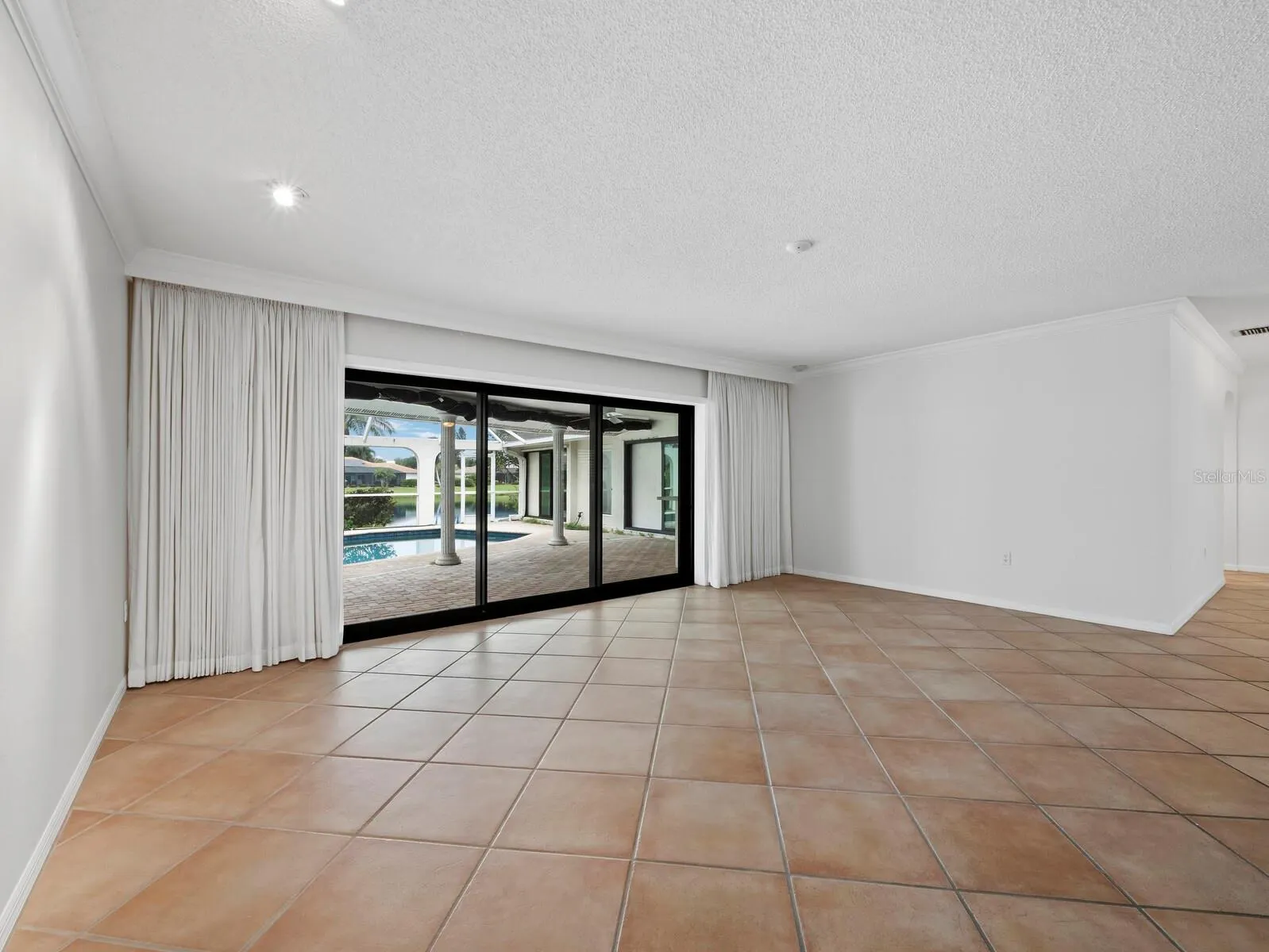 6945 COUNTRY LAKES CIR