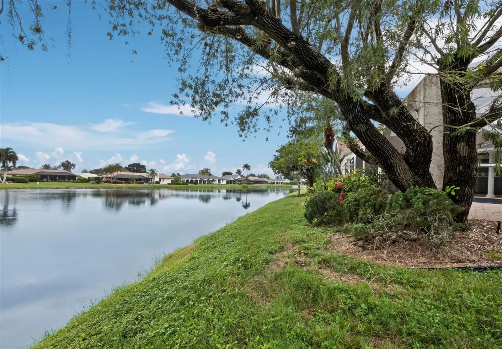 6945 COUNTRY LAKES CIR