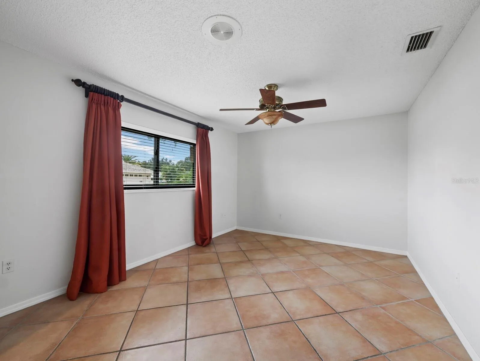 6945 COUNTRY LAKES CIR