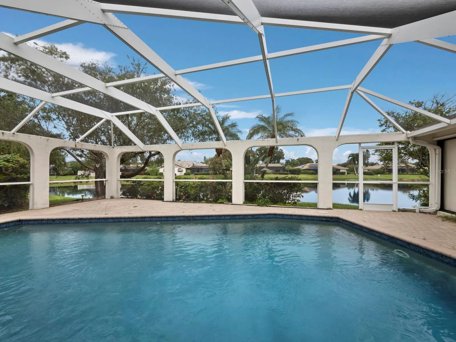 6945 COUNTRY LAKES CIR