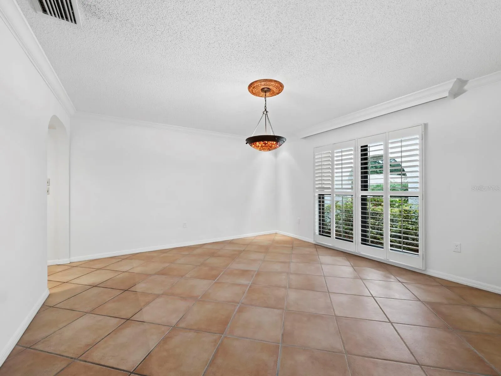6945 COUNTRY LAKES CIR