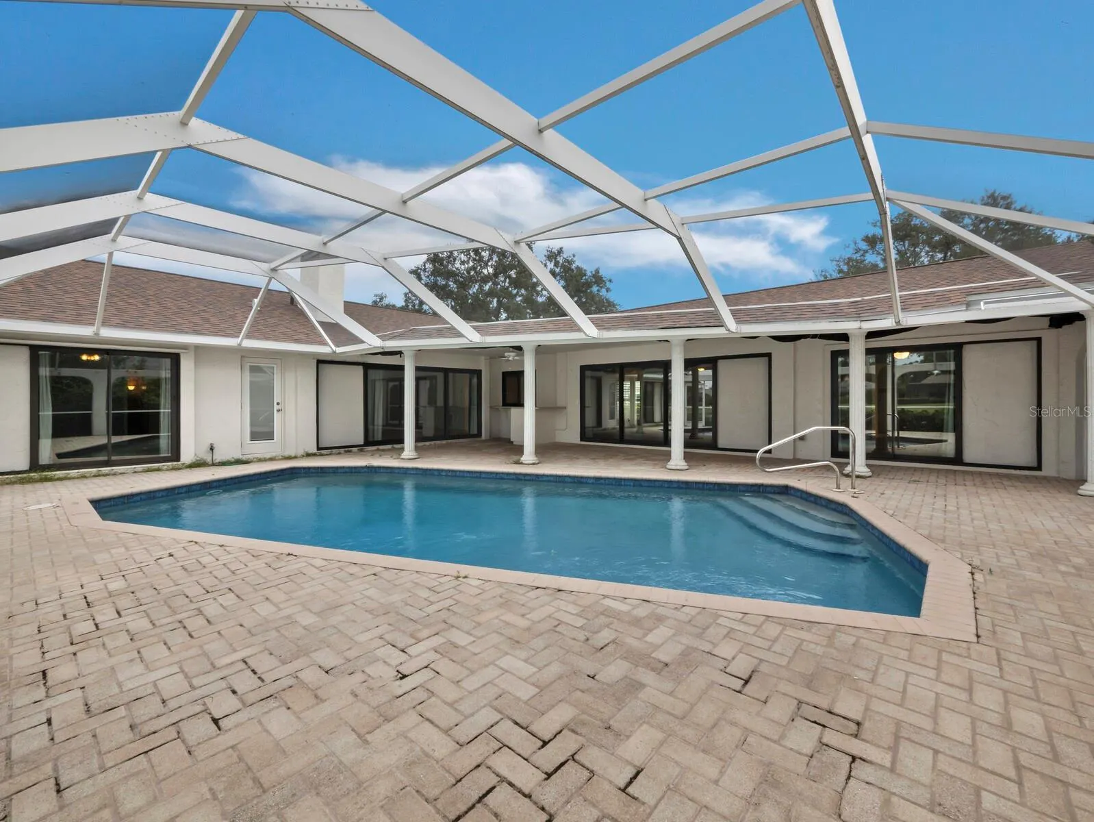 6945 COUNTRY LAKES CIR