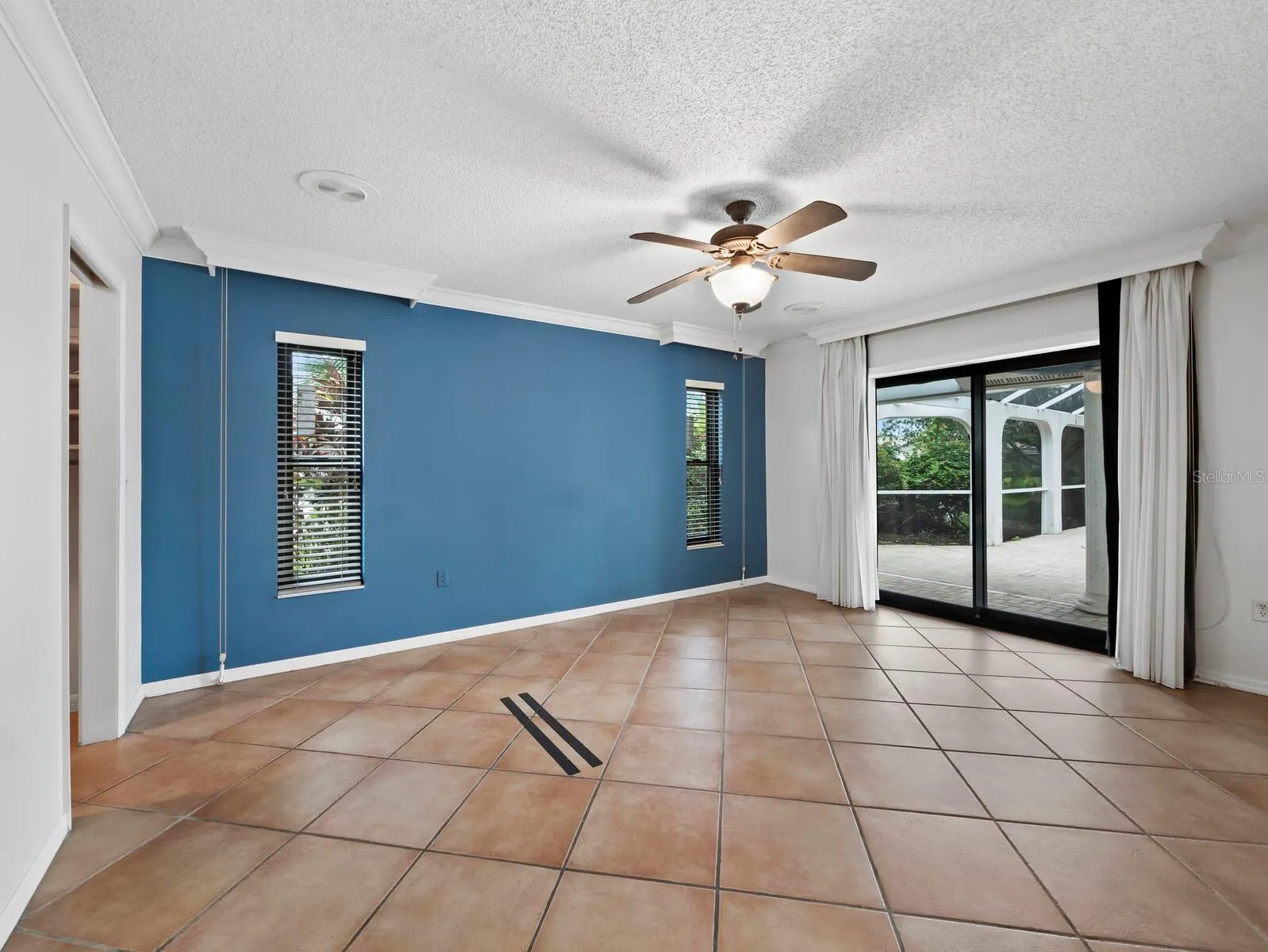 6945 COUNTRY LAKES CIR