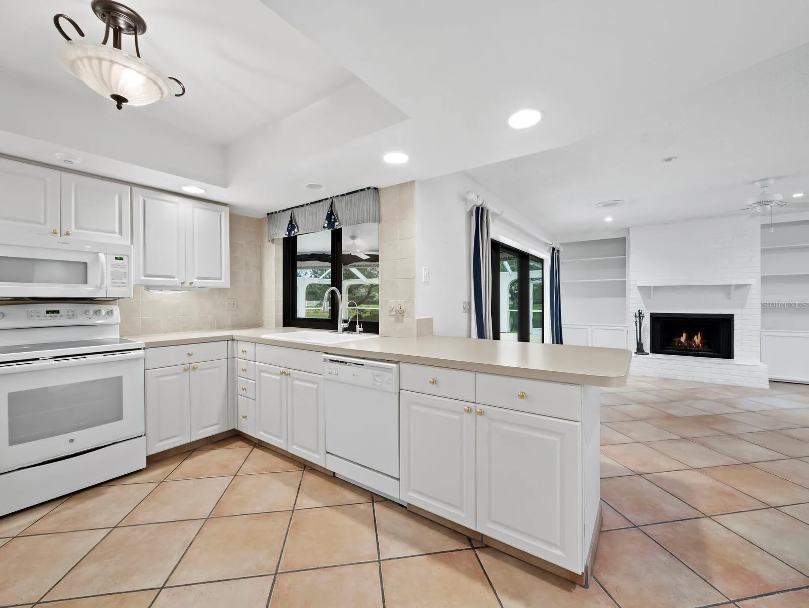6945 COUNTRY LAKES CIR
