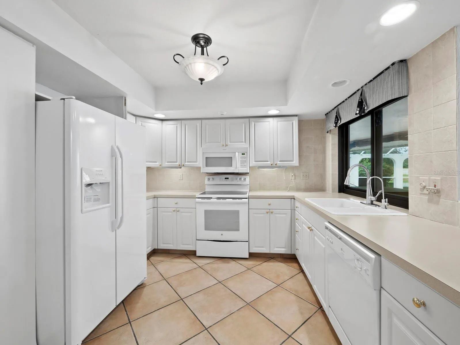 6945 COUNTRY LAKES CIR