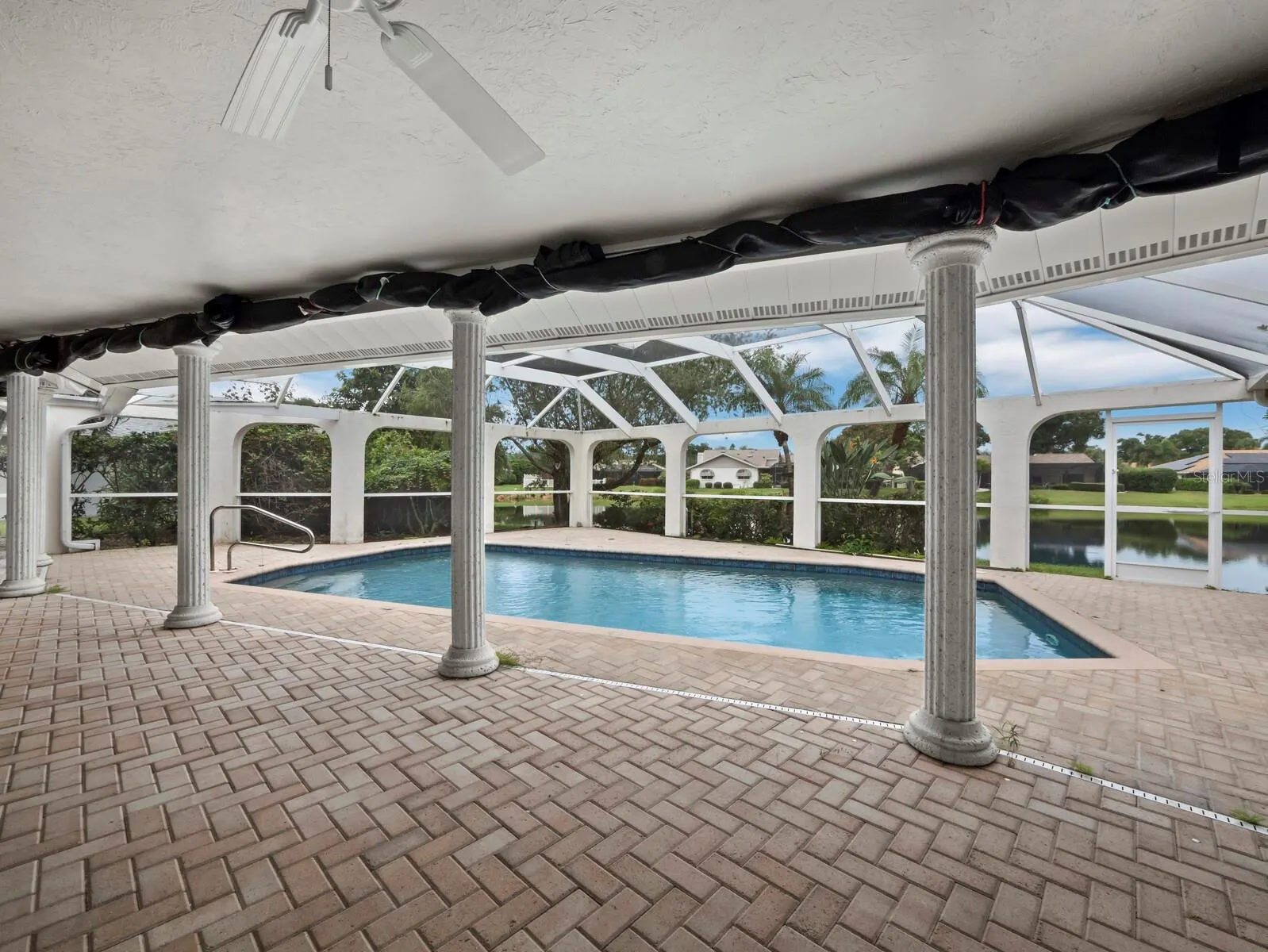 6945 COUNTRY LAKES CIR
