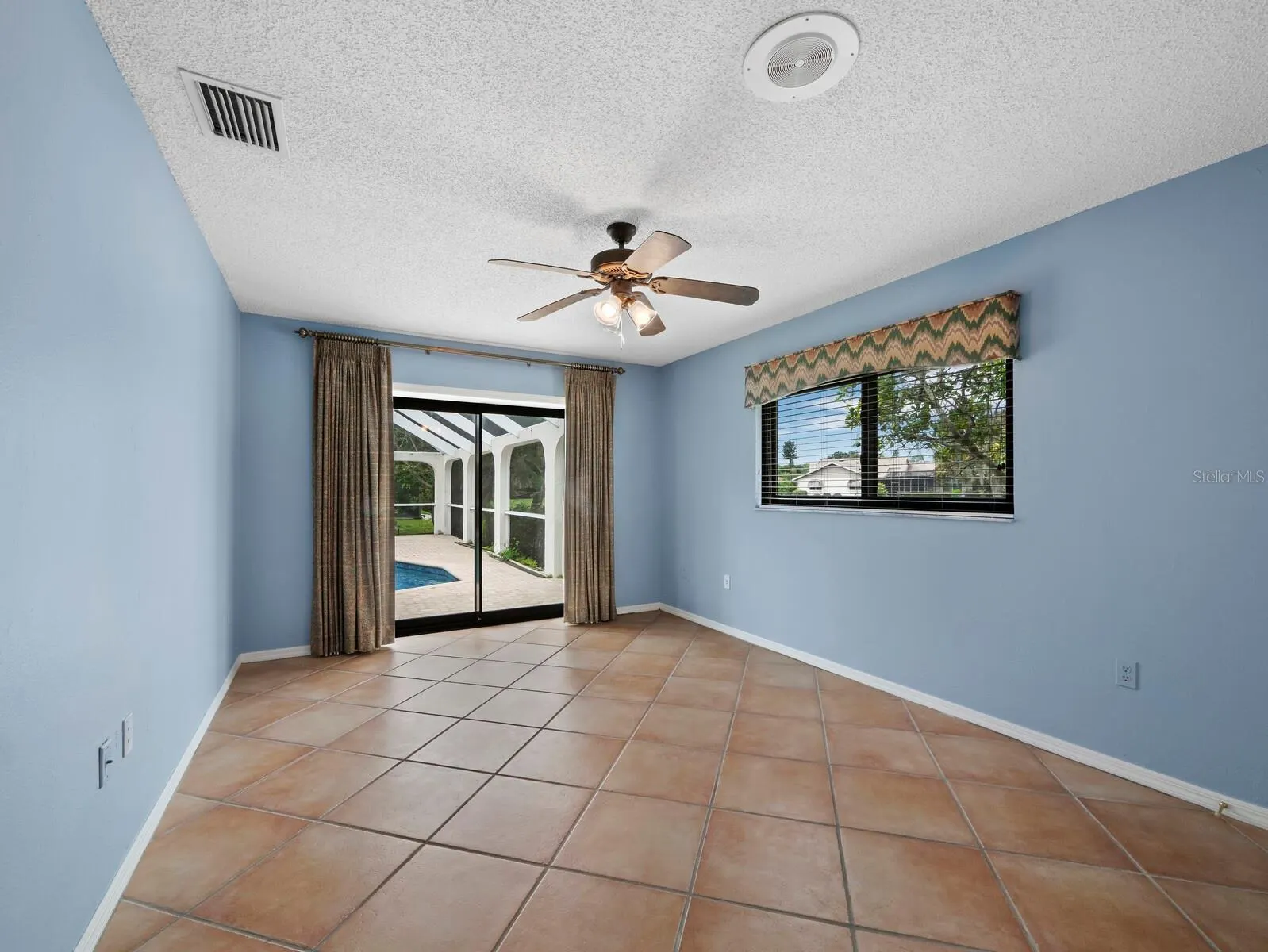 6945 COUNTRY LAKES CIR