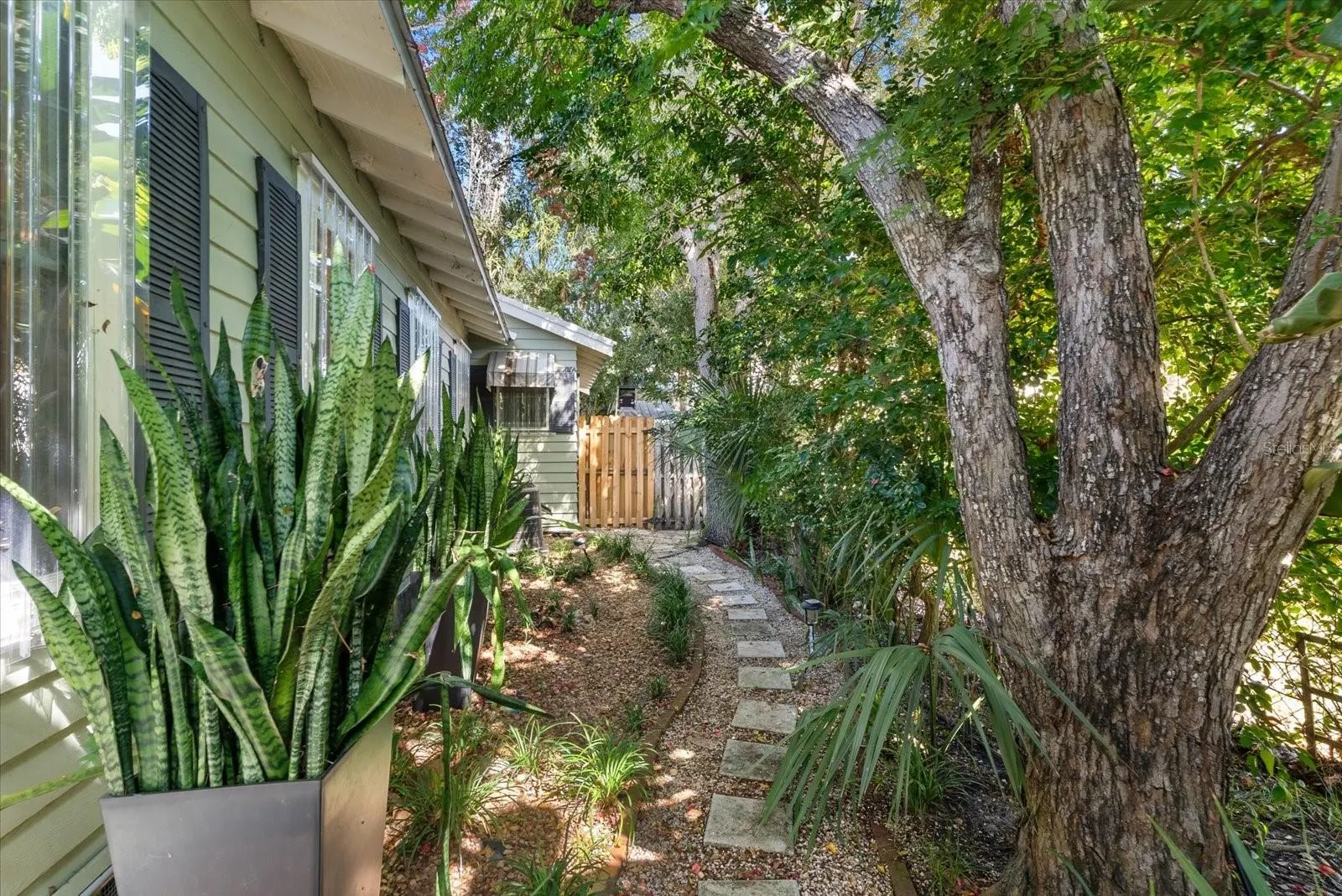 1777 ALTA VISTA ST