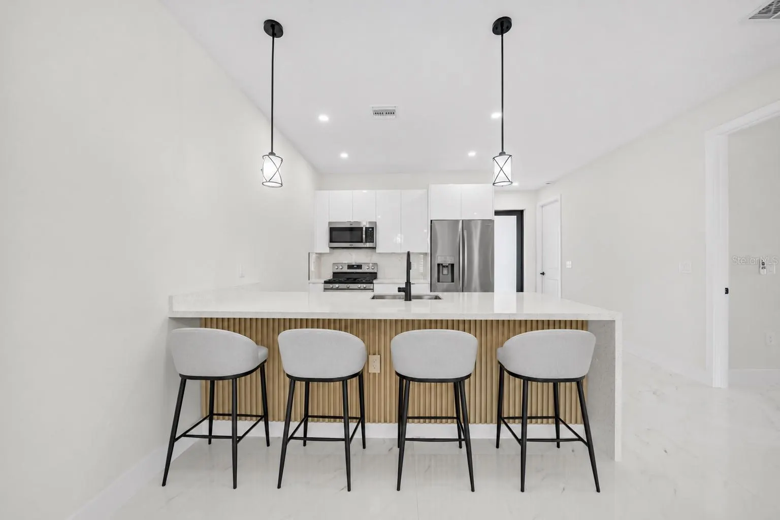 1336/1338 DIPLOMAT PKWY E