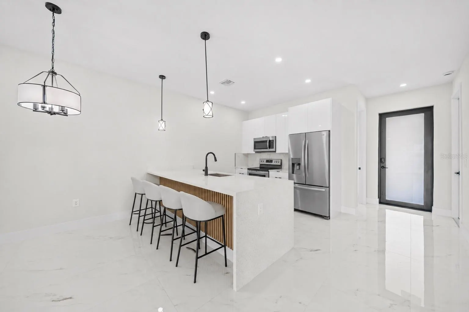 1336/1338 DIPLOMAT PKWY E