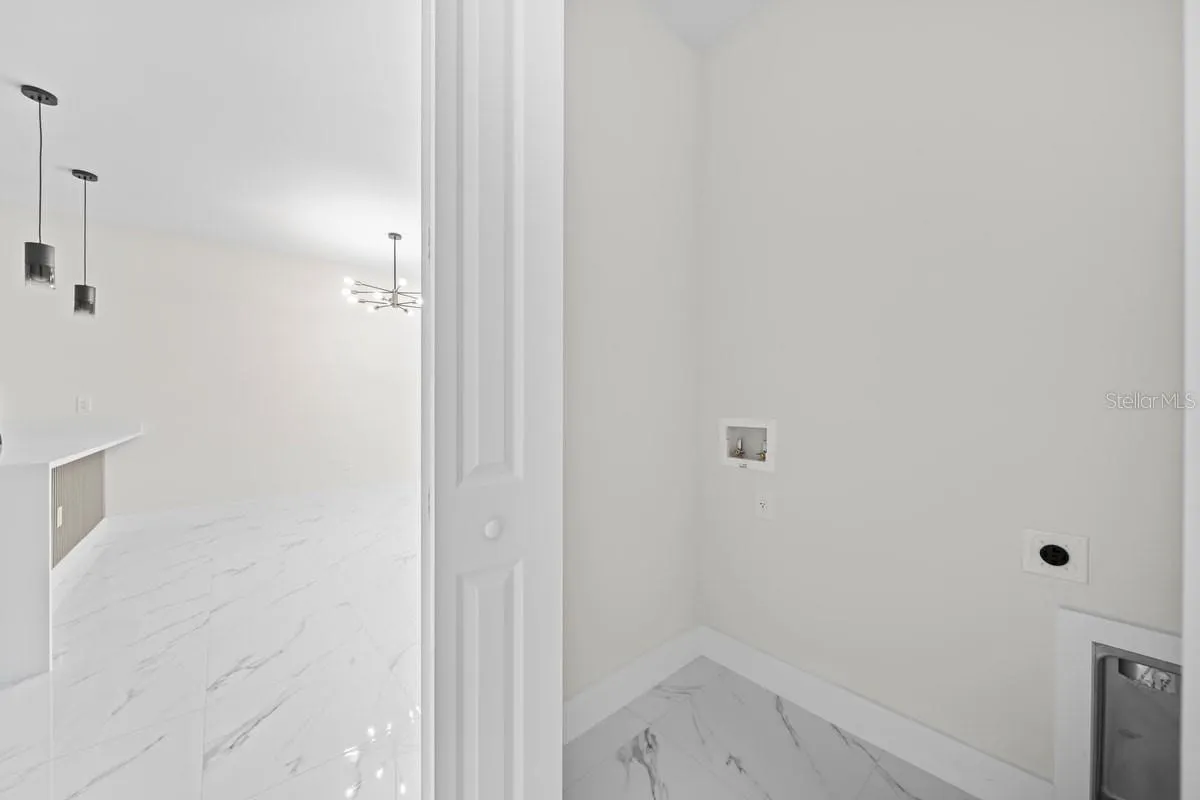 1336/1338 DIPLOMAT PKWY E