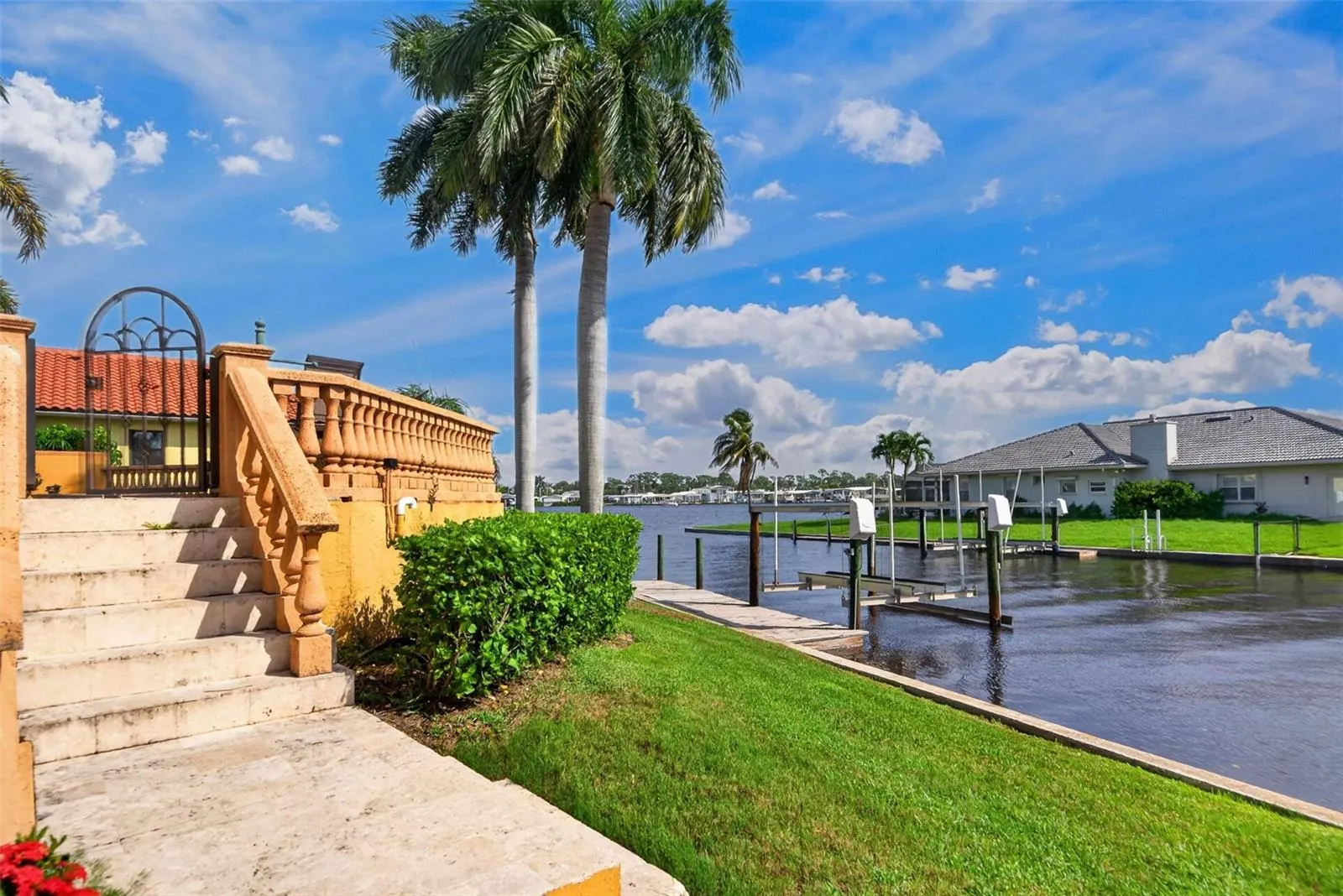 316 W BAY DR