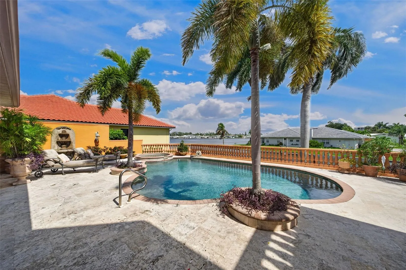 316 W BAY DR