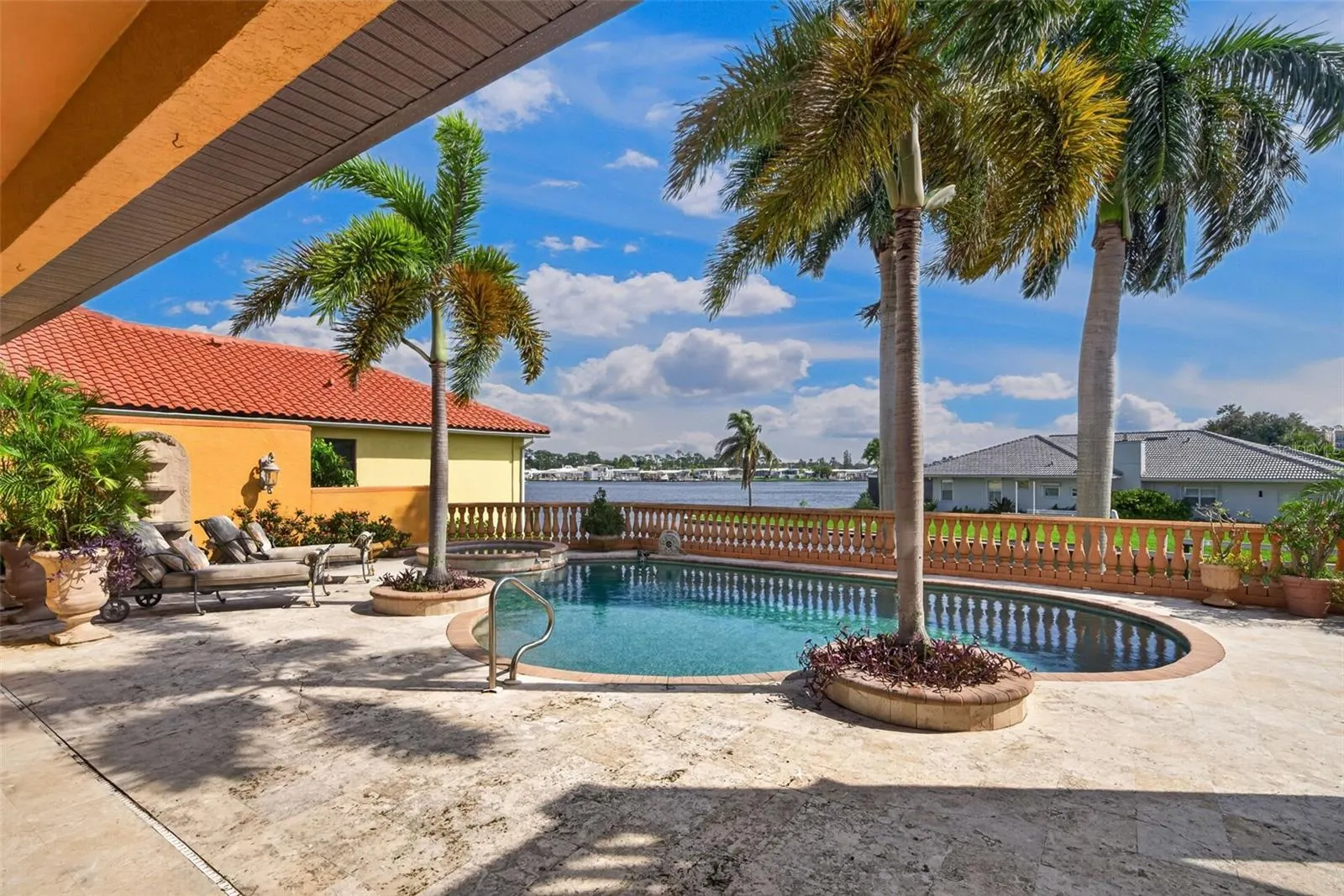 316 W BAY DR