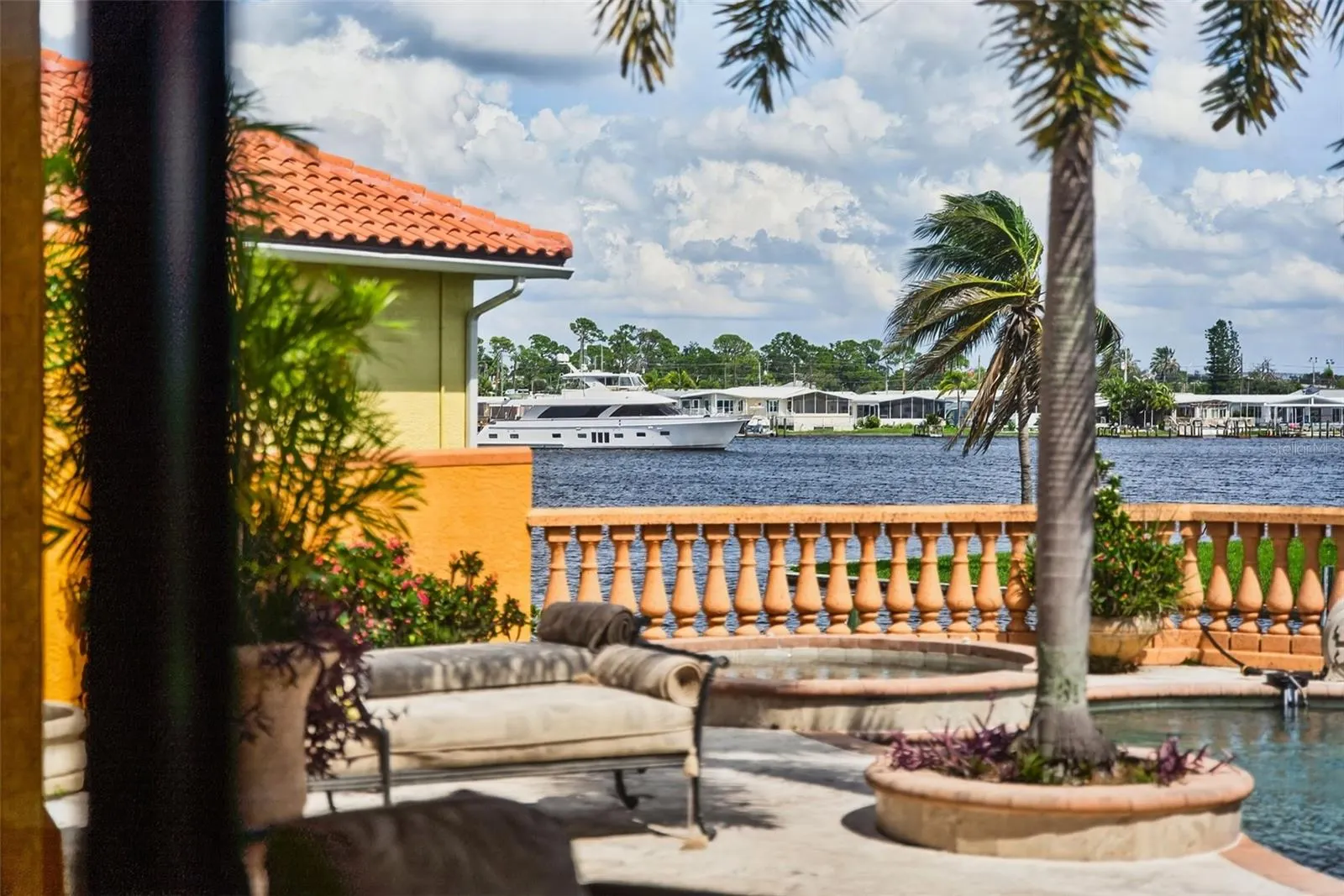 316 W BAY DR