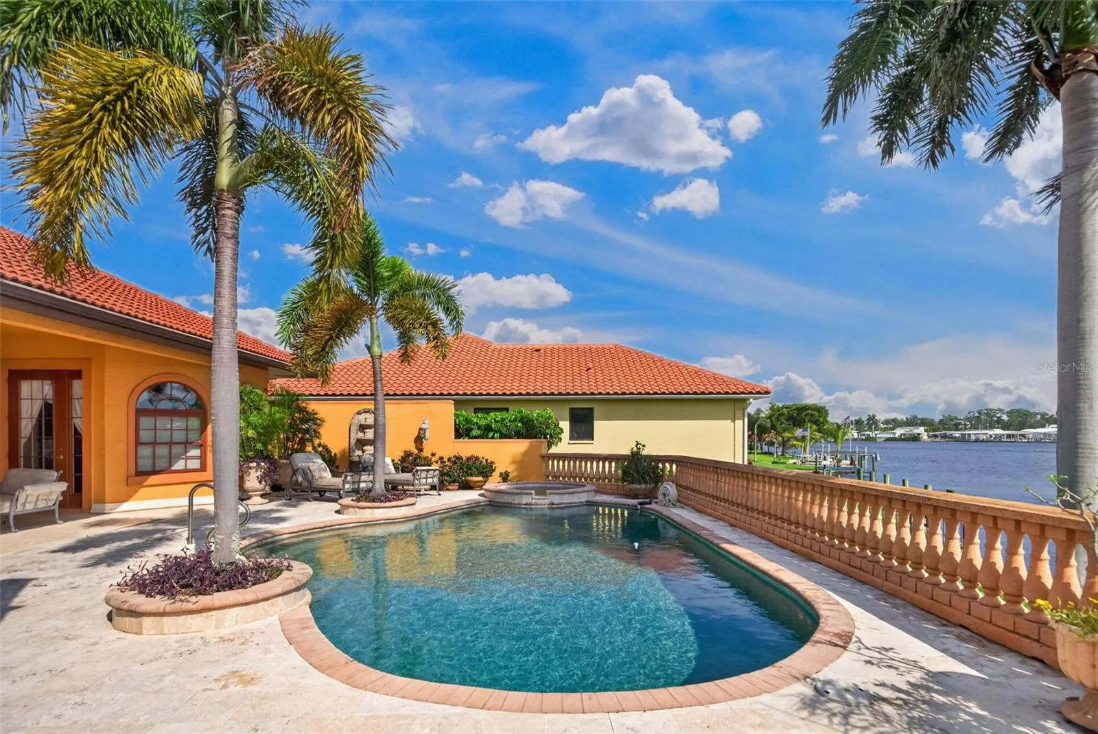 316 W BAY DR