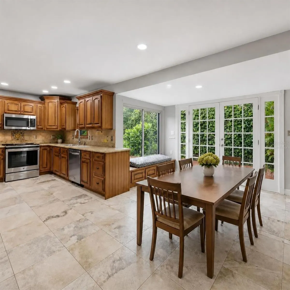 1800 ALTA VISTA ST