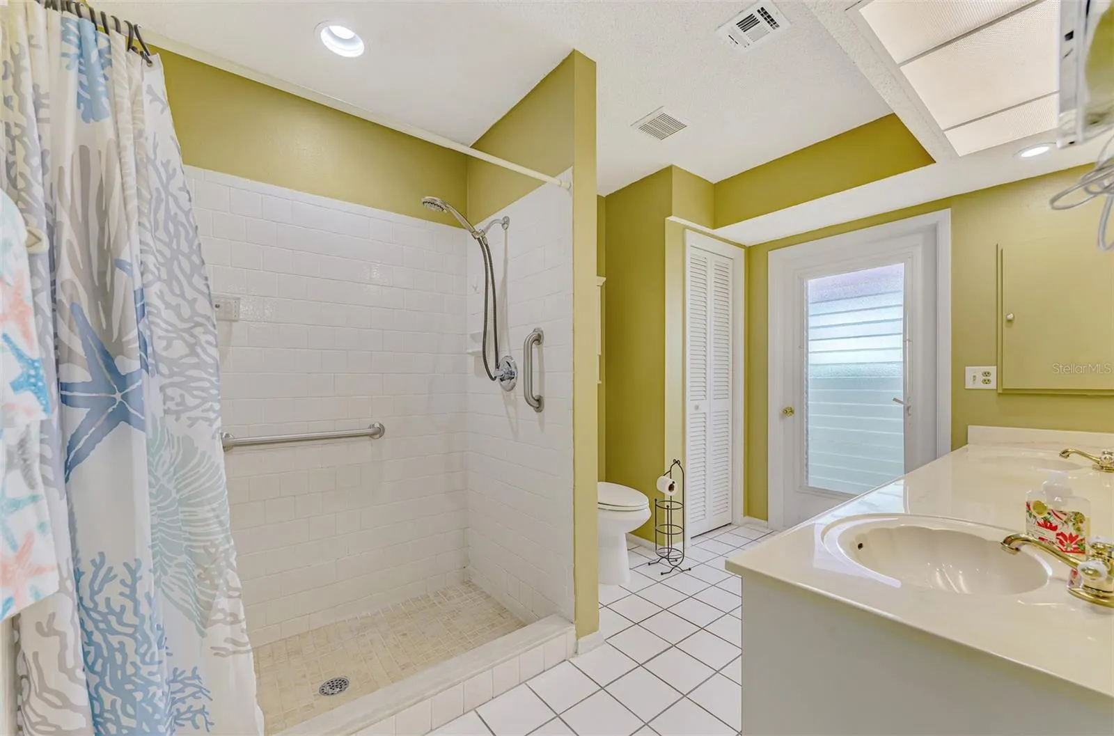 32 PEBBLE ROCK DR