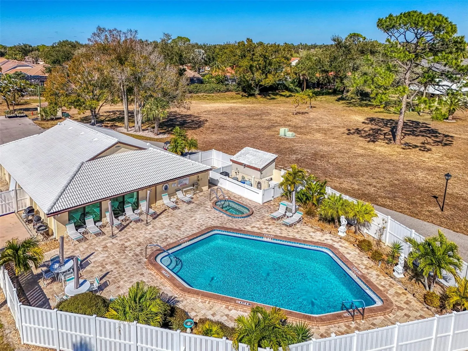 32 PEBBLE ROCK DR