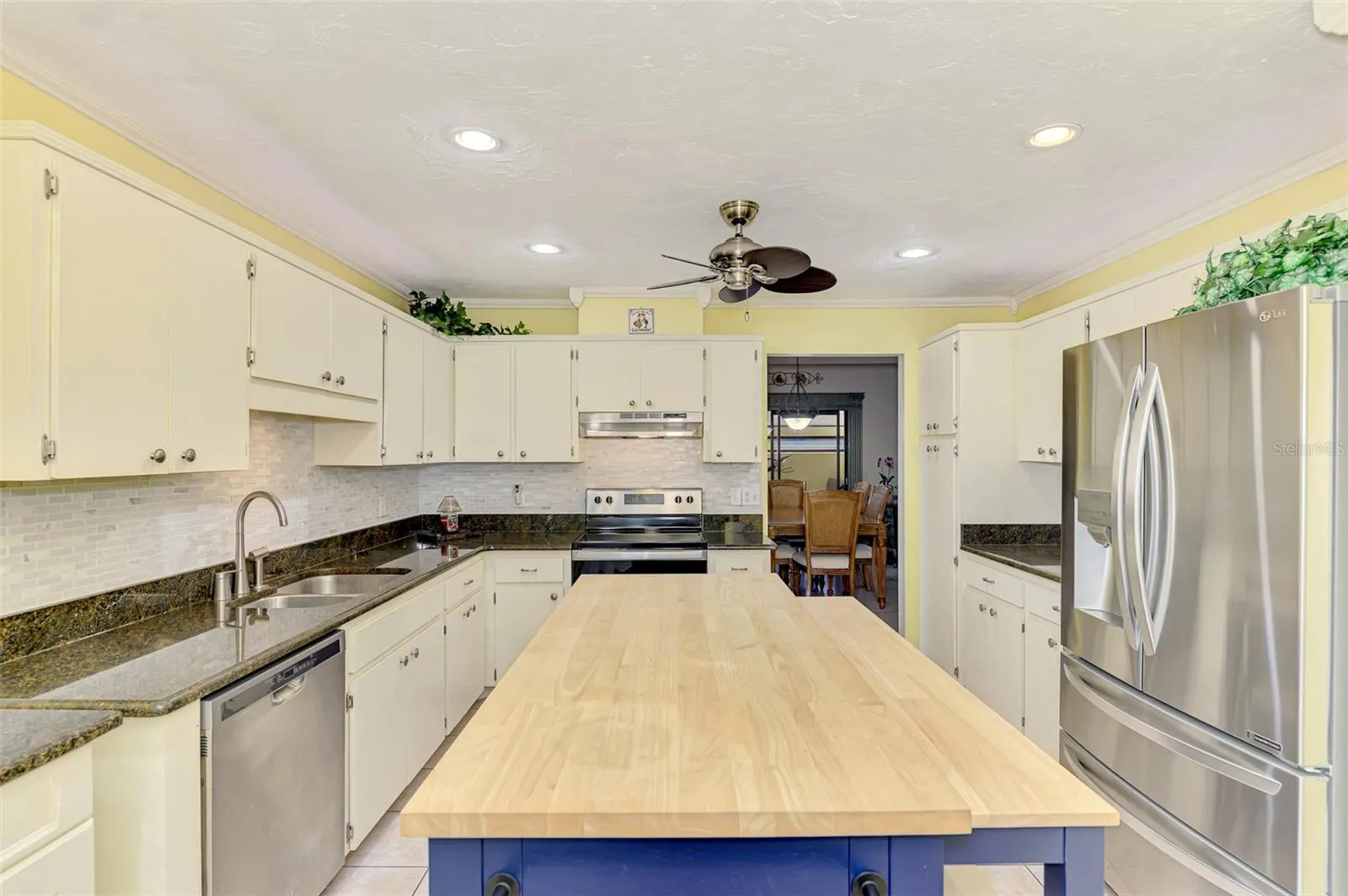 32 PEBBLE ROCK DR