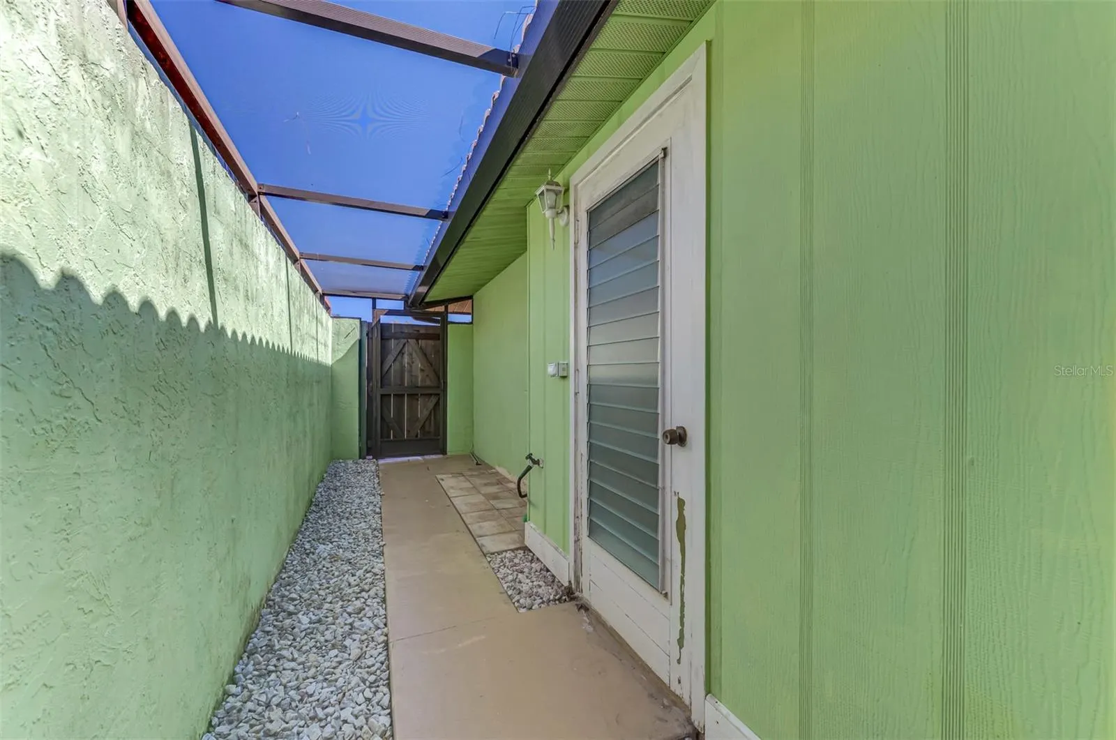 32 PEBBLE ROCK DR