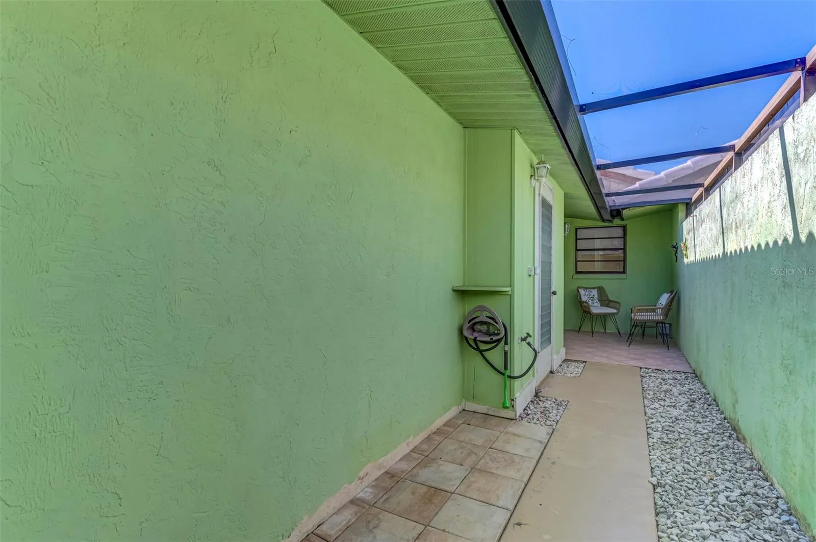 32 PEBBLE ROCK DR