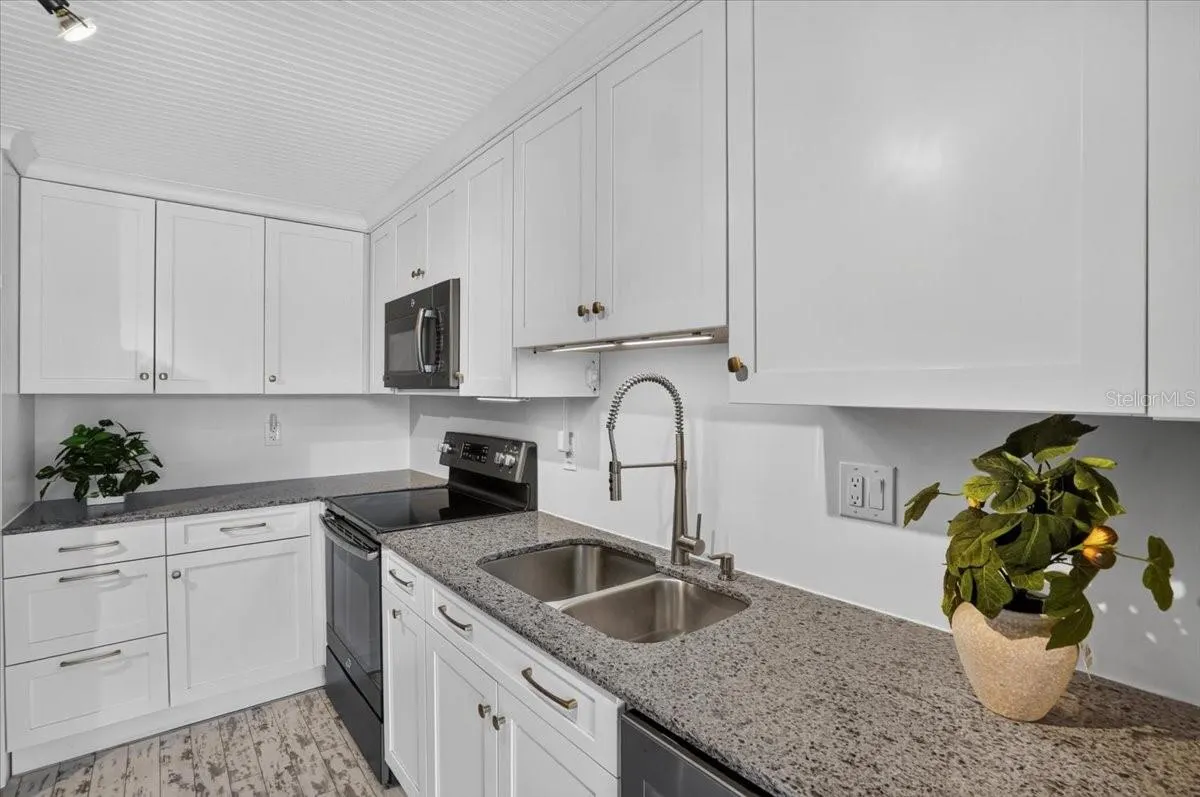 2319 LAKESIDE MEWS #B3 #B3