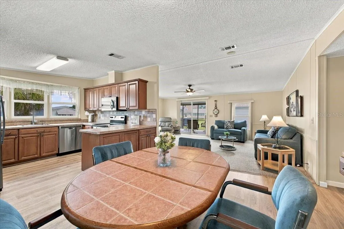 4 MEADOWLARK CIR