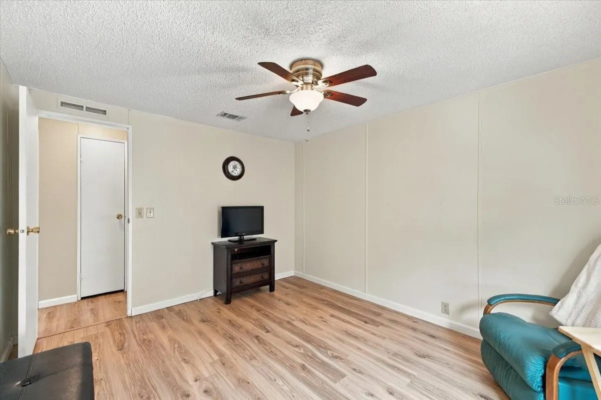 4 MEADOWLARK CIR