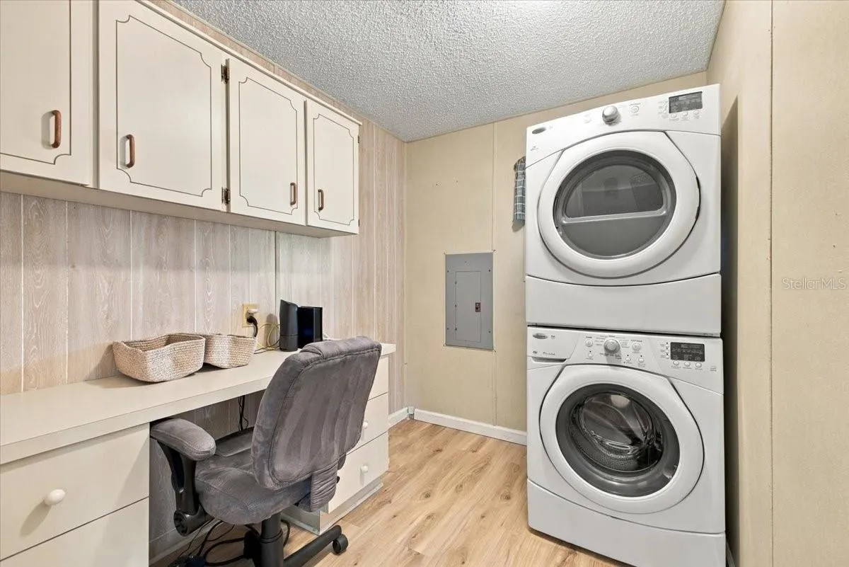 4 MEADOWLARK CIR