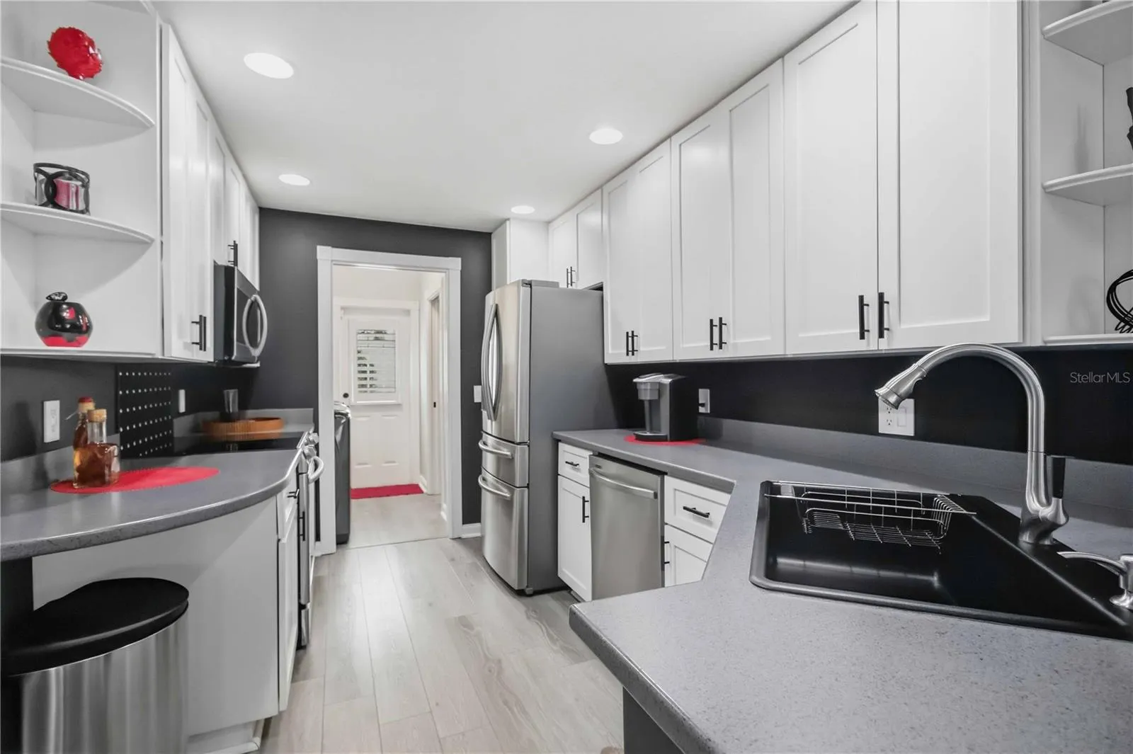 1511 NAPOLI DR E