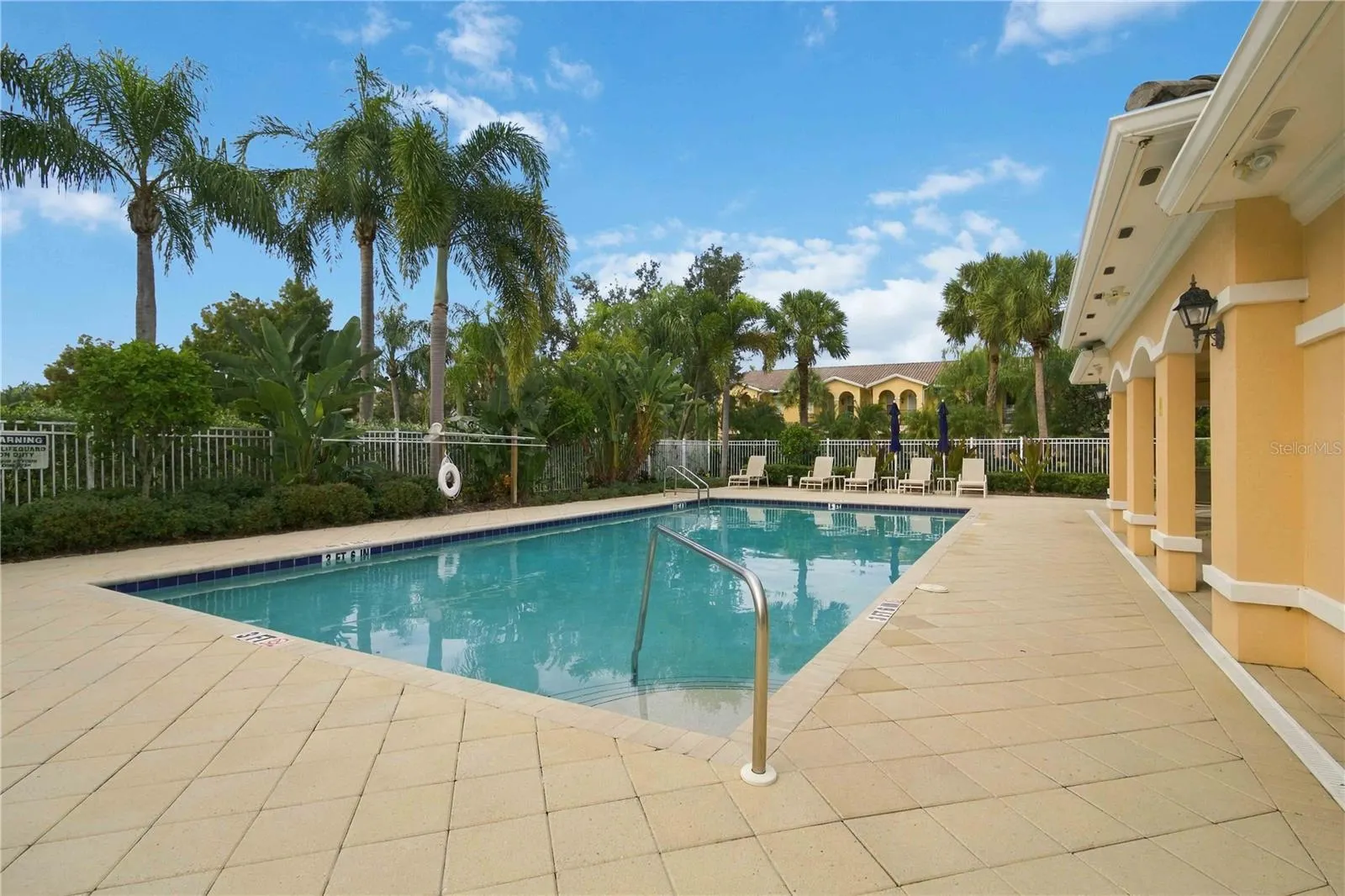 1511 NAPOLI DR E